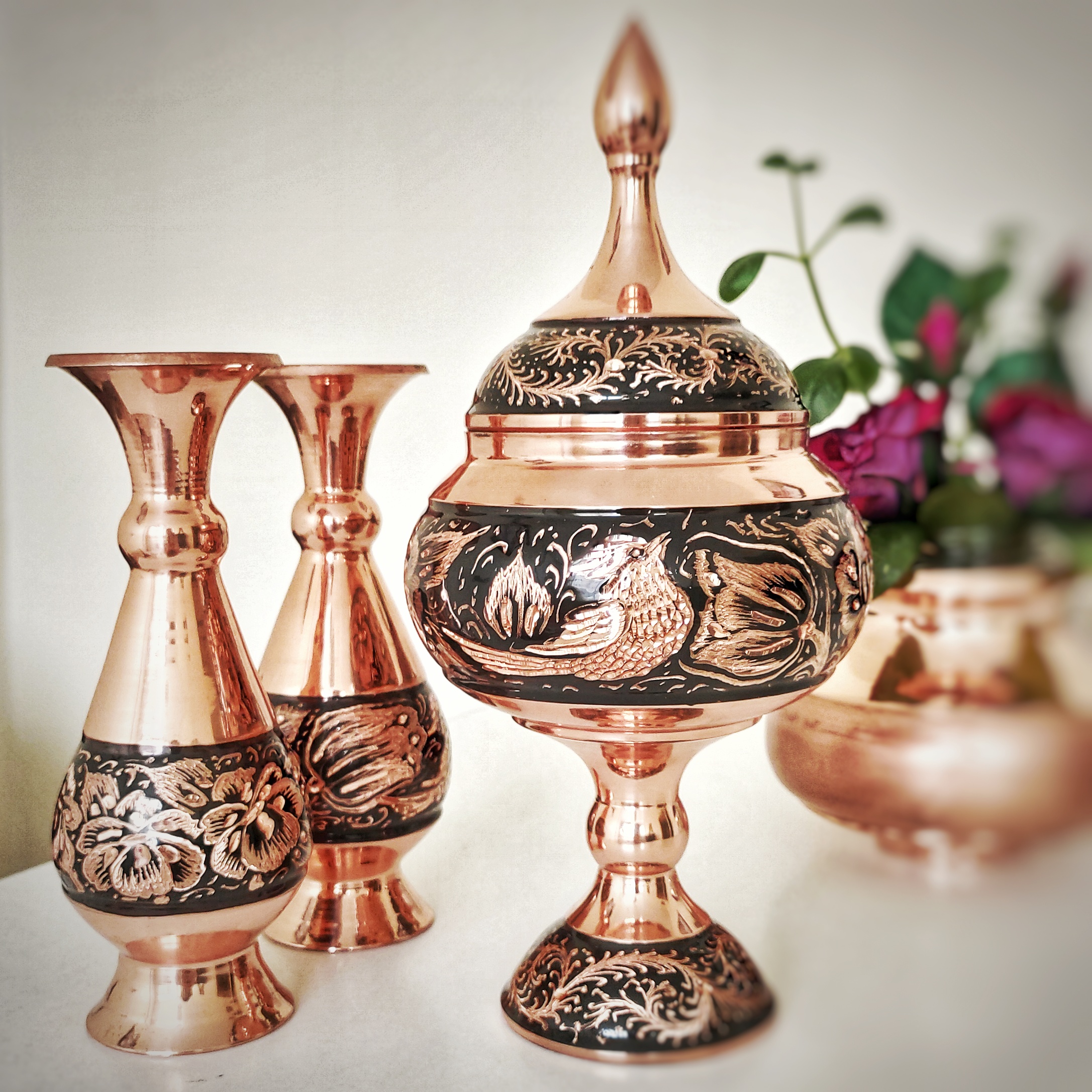 ست 3 تکه گلدان و شکلات خوری مسی مدل الماس تراش کد 24 - تصویر 3